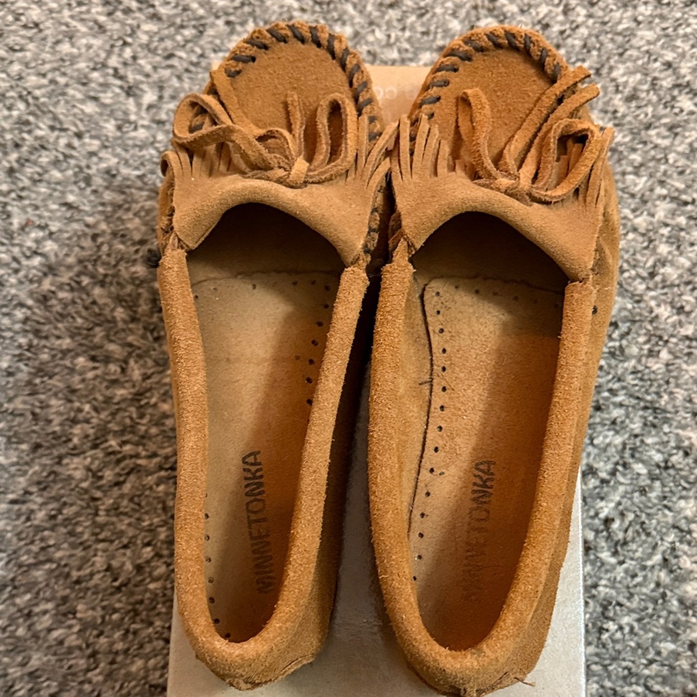 Minnetonka Women's Brown Fringe Moccasins